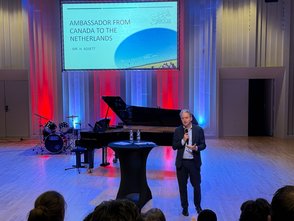 Ambassadeur Canada: de heer Hugh Adsett